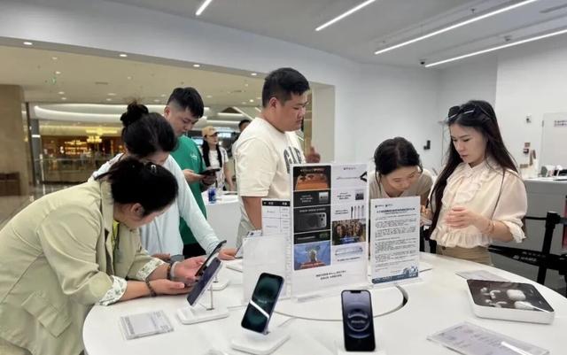 海南封关首日：30克金饰省近万元，居民排长队买榴莲图2