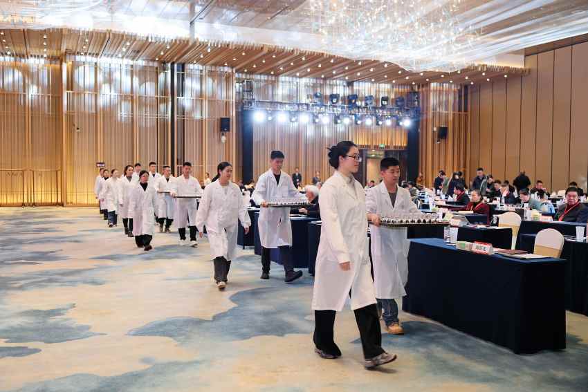 一场首席品酒师的“舌尖对话”，五粮液以匠心致敬时代