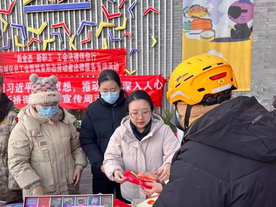 北京一副局长骑电动车送外卖，“原以为骑手最关心社保政策，没想到他们张口就是‘别罚我款’”