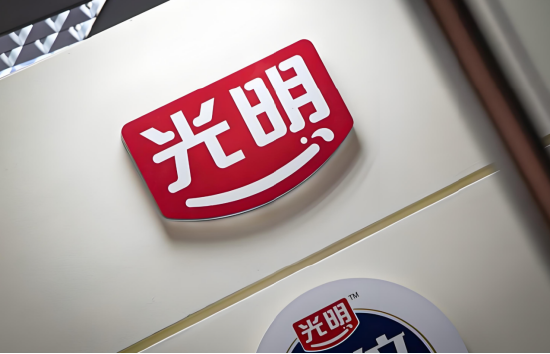 上海奶罐子“漏”了？ 光明乳业“失守”大本营，营收三连降，董事长薪酬翻倍 | BUG图1