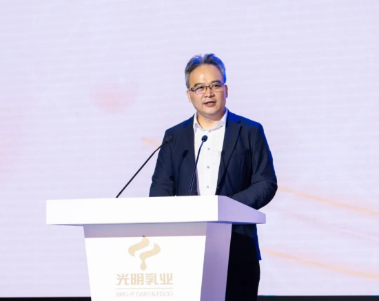 上海奶罐子“漏”了？ 光明乳业“失守”大本营，营收三连降，董事长薪酬翻倍 | BUG图2