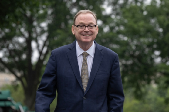 12月24日外盘头条：美国消费者信心连续第五个月下滑 金银连续两日刷新历史新高 特朗普提美联储主席必要条件