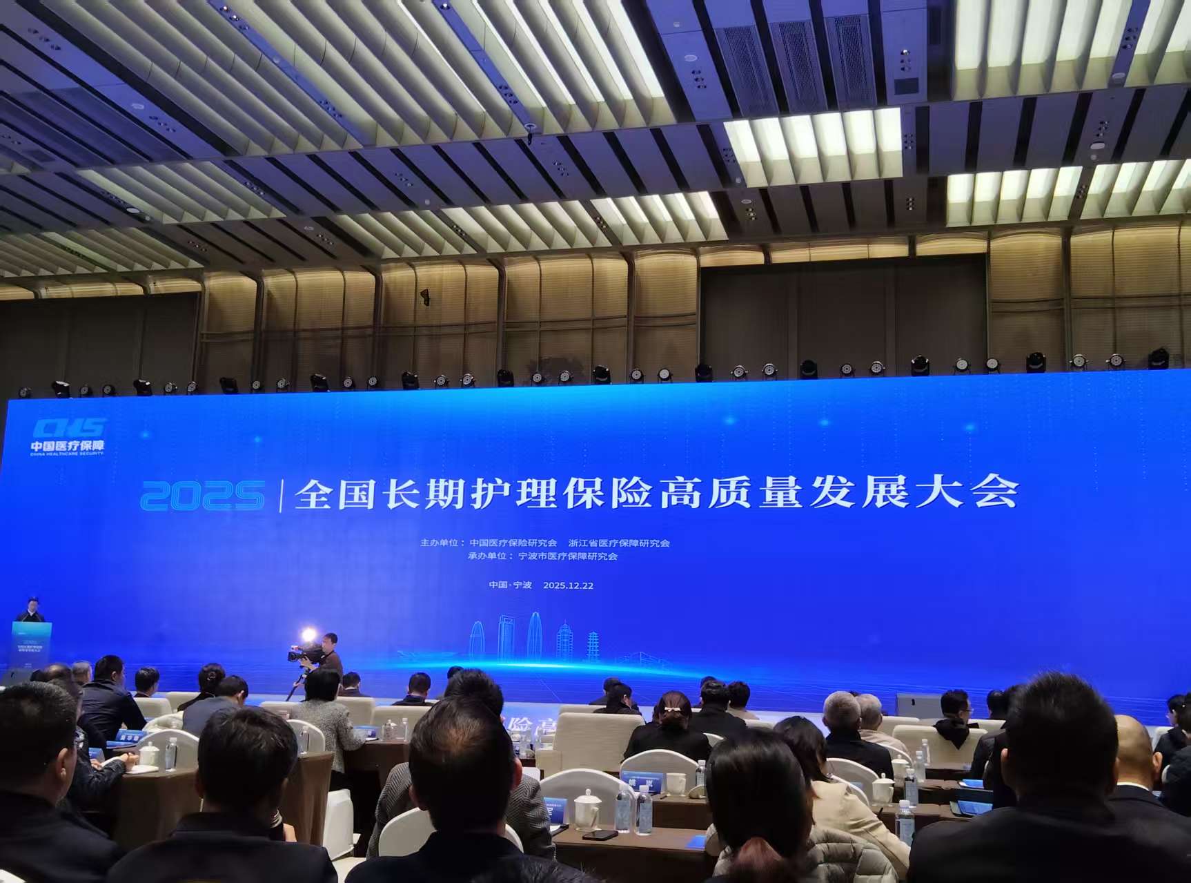 长护险新突破！明年起逐步覆盖全民，每年千亿资金入场