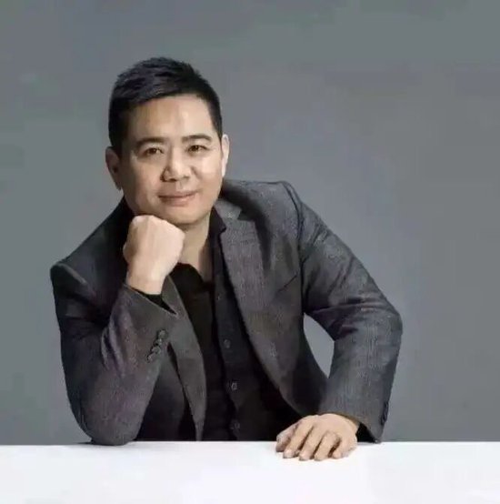 加盟商堵门讨债，杨陵江却砸1.4亿买港股酒企！1919在下一盘什么棋？