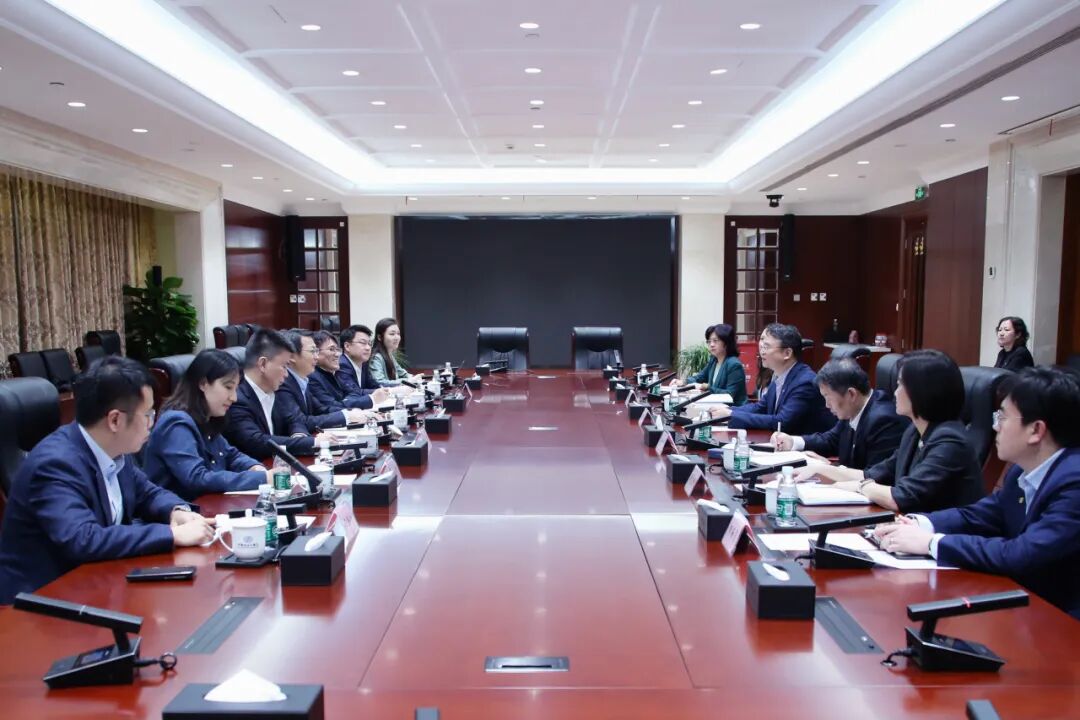 进出口银行副行长王康与中信咨询总经理薄伟康举行会谈