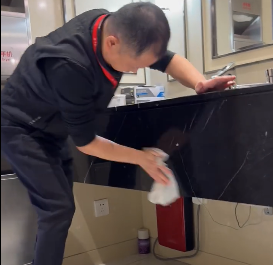 扫厕所是公司“最高权力”？ 华与华陷作秀争议，拉黑多网友，录音门仍未决