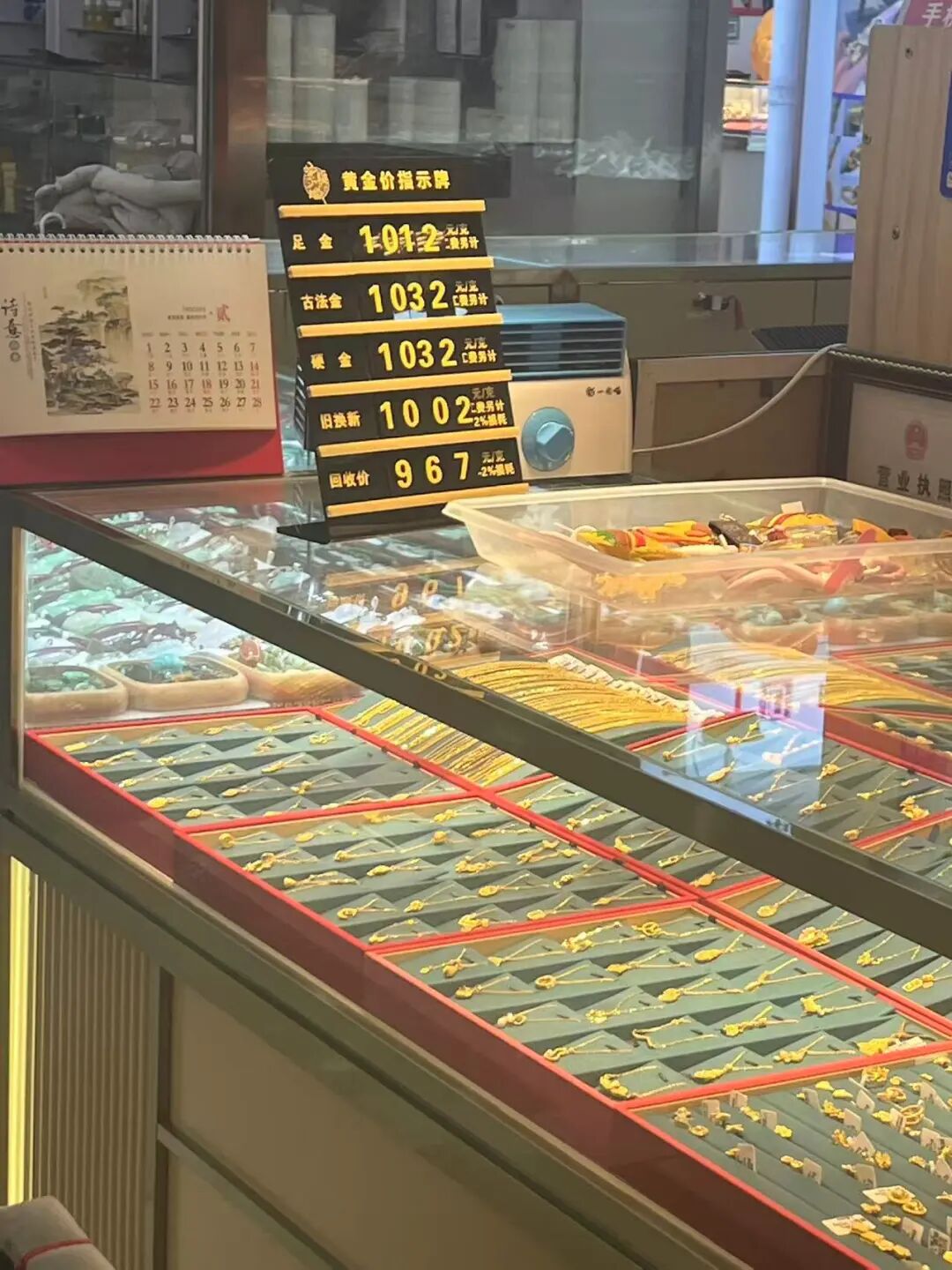 元旦买金热:水贝黄金挤满买金人,投资银条溢价也缺货