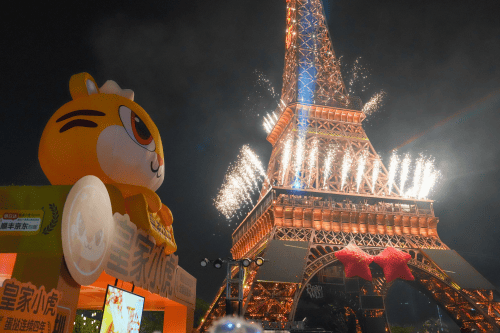 皇家小虎闪现深圳“世界之窗”，集结全球美食陪伴用户迎新年