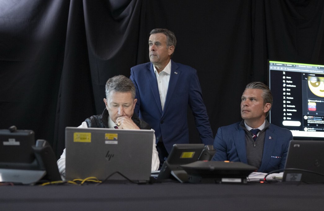 特朗普发布观看美对委行动照片