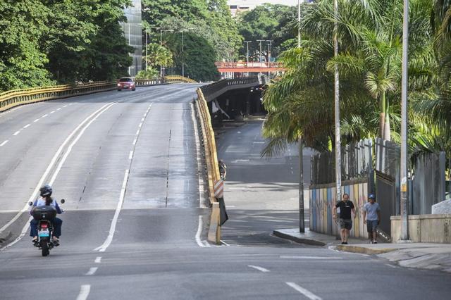 第1现场｜遭袭后的委内瑞拉：药店排队、油站关闭、民众集会抗议