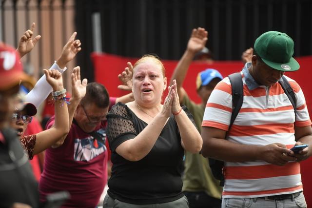 第1现场｜遭袭后的委内瑞拉：药店排队、油站关闭、民众集会抗议