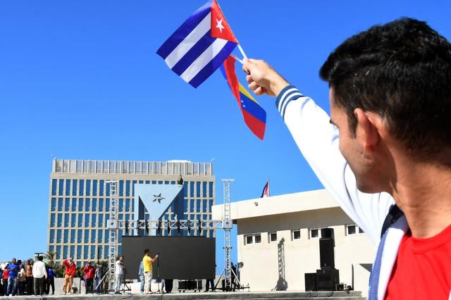 第1现场｜遭袭后的委内瑞拉：药店排队、油站关闭、民众集会抗议