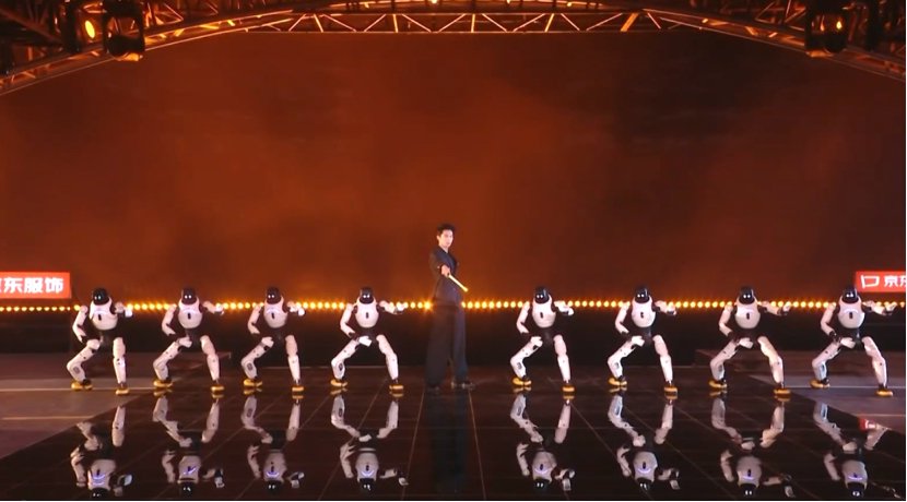 从跨年舞台到直播间，人形机器人“卖艺”破圈