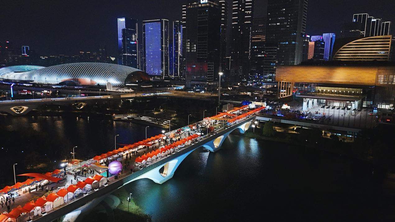 杭州奥体中心桥上新年大集 开启城市生命力地标新纪元