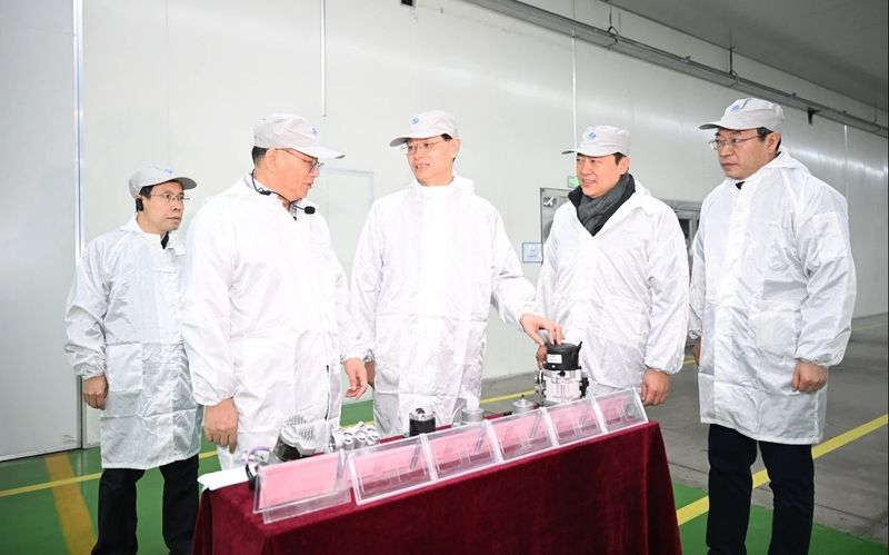 辽宁省委书记许昆林，主动与企业家加微信