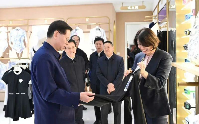 辽宁省委书记许昆林，主动与企业家加微信