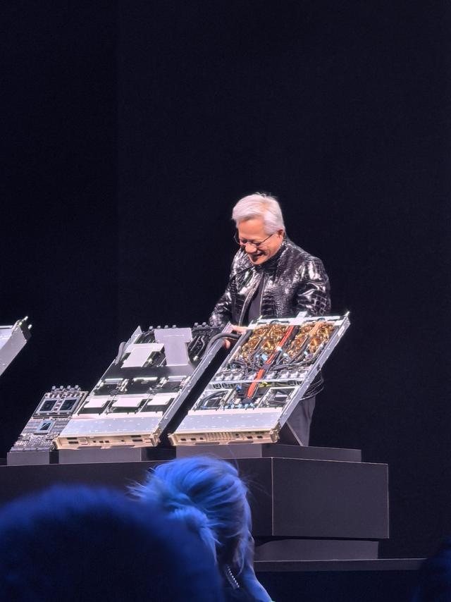 黄仁勋新年首场演讲：AI超级芯片平台Rubin全面投产，开源自动驾驶推理模型