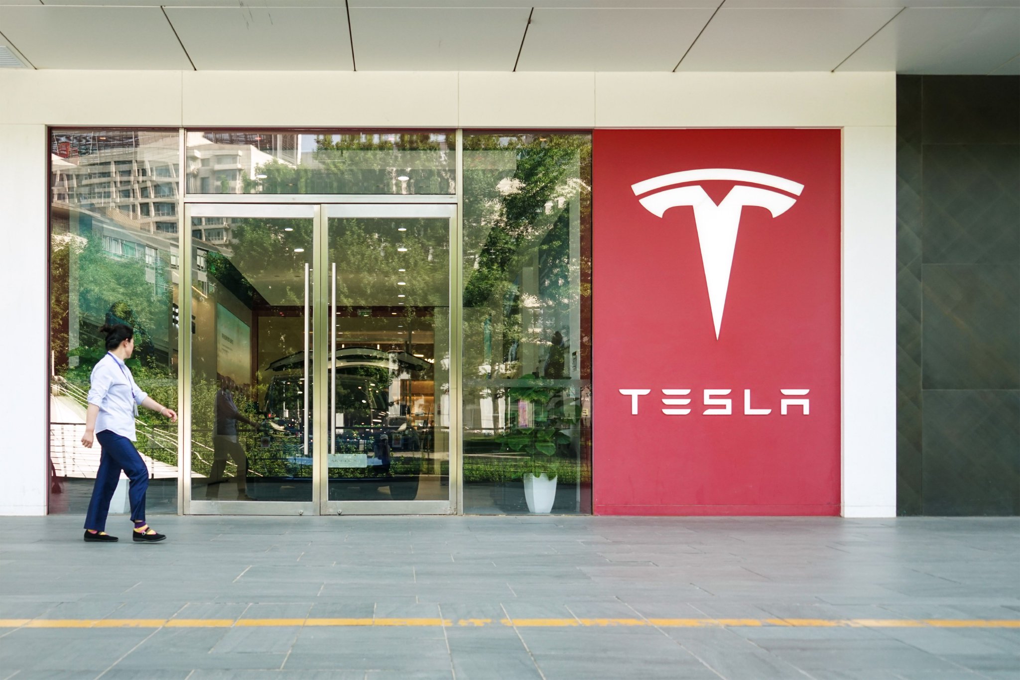 特斯拉中国推出5年0息和7年超低息购车方案，去年电动汽车销量首次被比亚迪超越