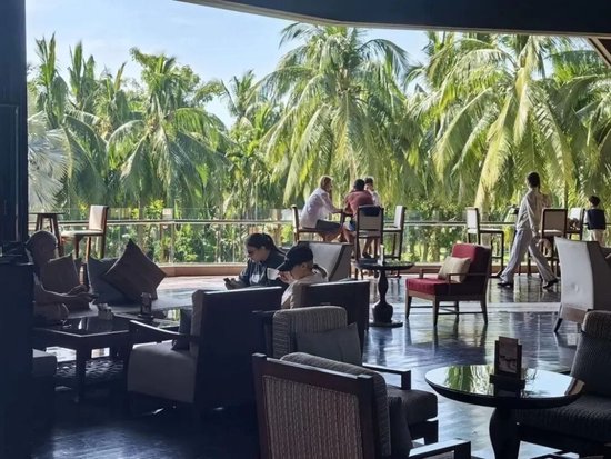 海南免税消费到底有多火爆？原价超1万的加拿大鹅，6900元就能拿下，始祖鸟门口也排长队，店员:这家店最便宜