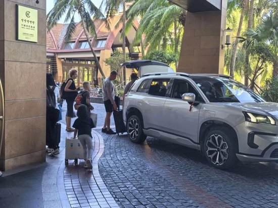 海南免税消费到底有多火爆？原价超1万的加拿大鹅，6900元就能拿下，始祖鸟门口也排长队，店员:这家店最便宜