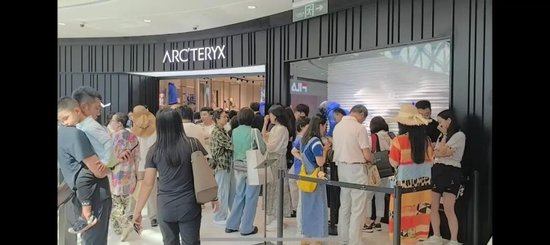 海南免税消费到底有多火爆？原价超1万的加拿大鹅，6900元就能拿下，始祖鸟门口也排长队，店员:这家店最便宜