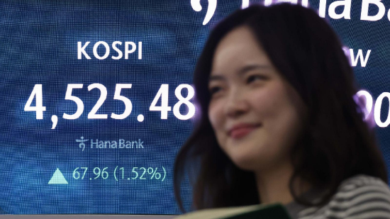 韩国股市首次突破4500点大关,三星与SK海力士股价创新高