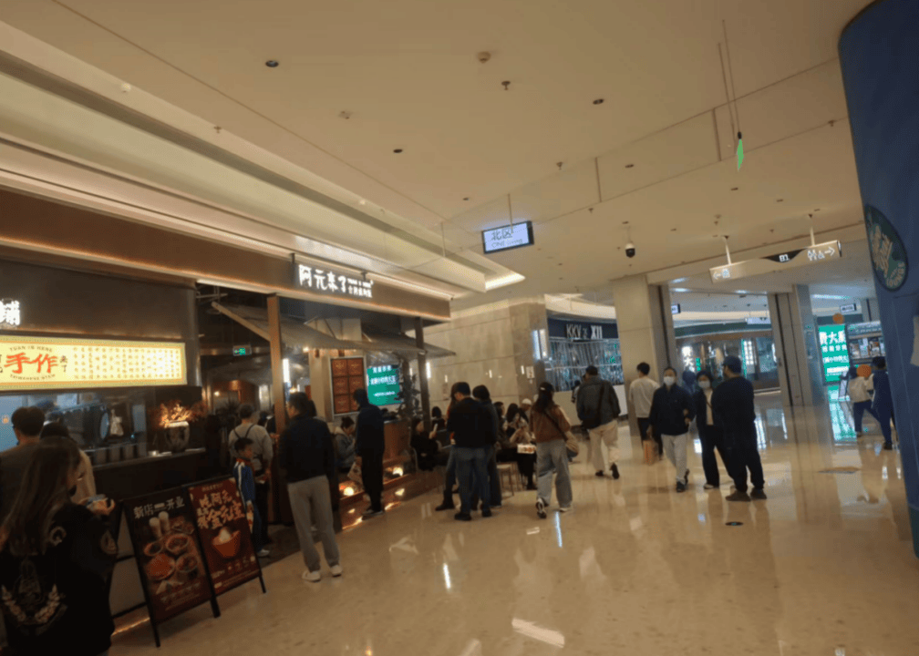 撕破脸！事发深圳福田地标商场，知名网红品牌一门店遭商场强关，记者实探：现场已封锁，保安看守！多方发声