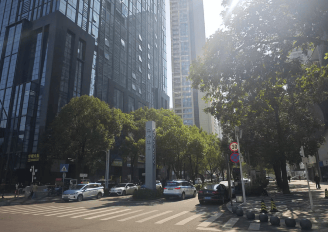 撕破脸！事发深圳福田地标商场，知名网红品牌一门店遭商场强关，记者实探：现场已封锁，保安看守！多方发声