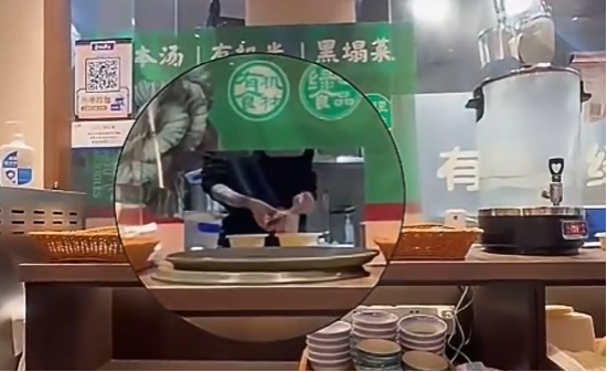 后厨全是塑料袋！从西贝到和府捞面：高价餐饮为何总陷“预制”漩涡？
