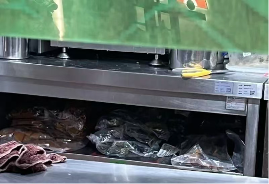 后厨全是塑料袋！从西贝到和府捞面：高价餐饮为何总陷“预制”漩涡？