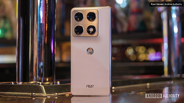 海外博主连环三问：摩托罗拉全新折叠屏Razr Fold真的可以吗？