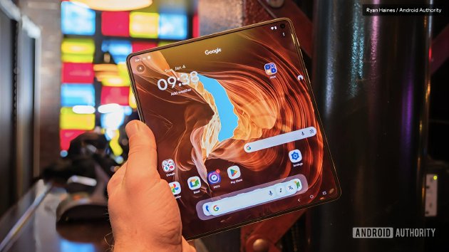 海外博主连环三问：摩托罗拉全新折叠屏Razr Fold真的可以吗？