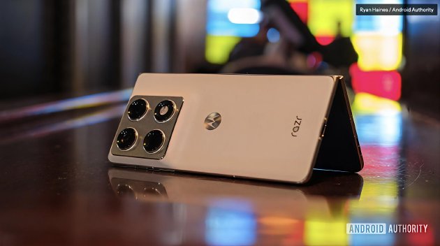 海外博主连环三问：摩托罗拉全新折叠屏Razr Fold真的可以吗？
