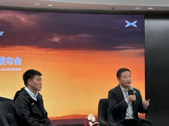 何小鹏：Robotaxi还是需要方向盘和刹车