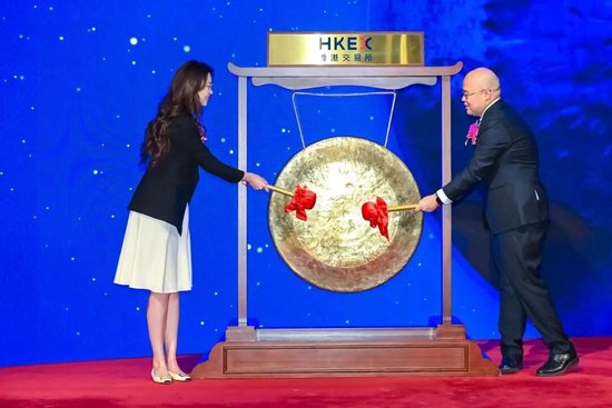 MiniMax今早上市，股价疯涨80%！一群95后跑通了中国AI的价值