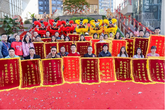 交付看远洋 | 近百户业主自发送锦旗，深圳远洋天祺700套精装住宅高品质交付图1