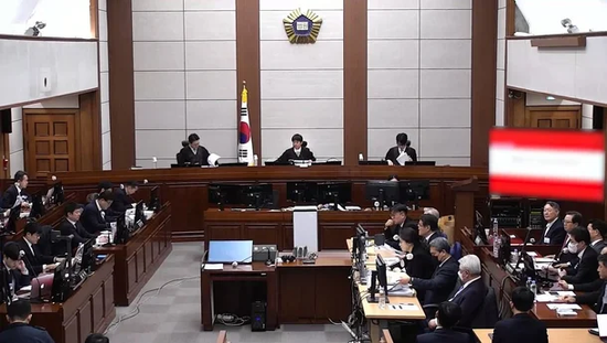 被要求判死刑，尹锡悦涨红了脸，抓起麦克风陈述89分钟，拍桌怒骂特检组“撕咬的狼群”