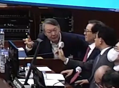 被要求判死刑，尹锡悦涨红了脸，抓起麦克风陈述89分钟，拍桌怒骂特检组“撕咬的狼群”